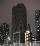 　川崎市中原区の武蔵小杉エリアで停電したタワーマンション（中央）＝１７日