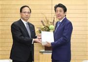 森田祐司会計検査院長（左）から平成３０年度決算検査報告を受ける安倍晋三首相＝８日午前、首相官邸（春名中撮影）