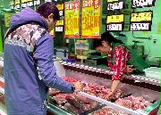 北京市内のスーパーの肉売り場。特に値上がりが進む豚肉以外の肉を買い求める来店客の姿が目立った＝９日（三塚聖平撮影）