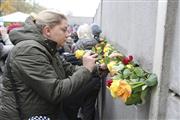 ベルリンの壁崩壊から３０年を迎え、保存されている壁に献花する市民＝９日、ベルリン（共同）