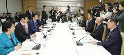 経済財政諮問会議で発言する安倍晋三首相（左手前から３人目）＝１３日午後、首相官邸（春名中撮影）
