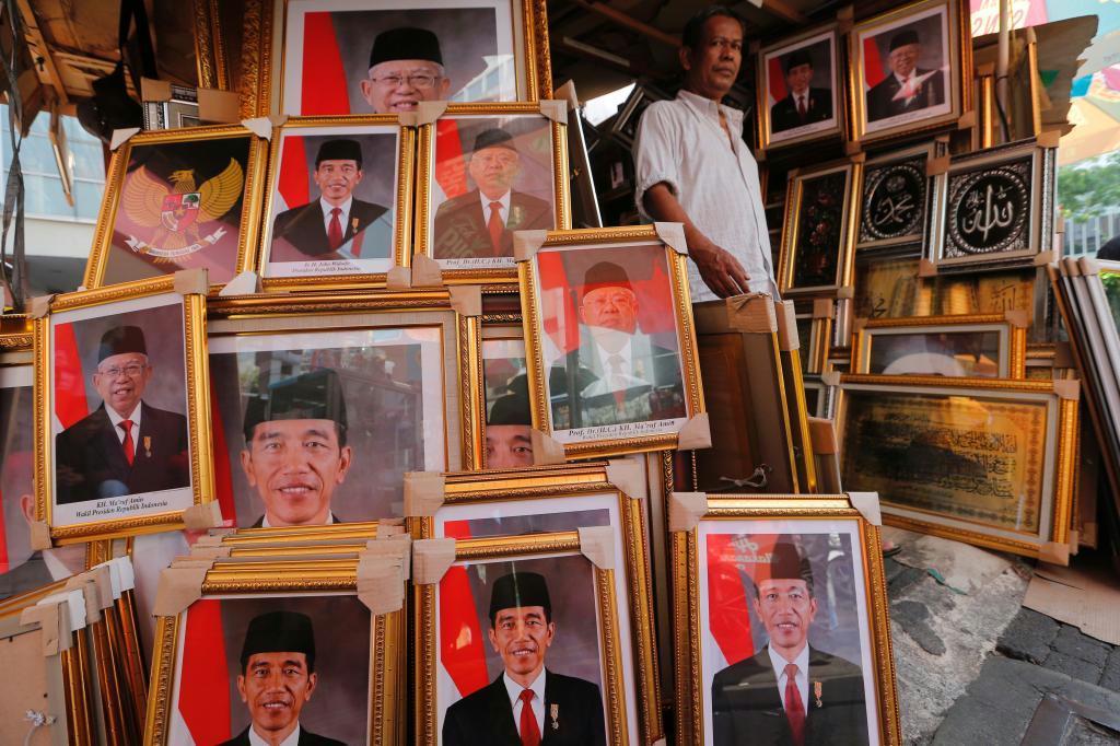 インドネシアの首都ジャカルタの店先に並べられたジョコ・ウィドド大統領らの写真（ＡＰ）