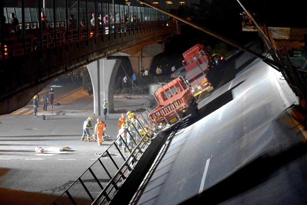 １０月１０日、中国江蘇省無錫で崩落した国道の高架橋（ロイター）