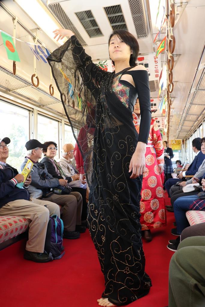 電車でファッションショー 世界民族祭 高校生がｐｒ 和歌山 Sankeibiz サンケイビズ 自分を磨く経済情報サイト