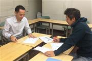 学校設立にあたり、衣川（左）と第１弾の打ち合わせをする筆者。衣川は現在、Manaiの統括ディレクターを務めている。提供：Manai