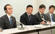 第１回口頭弁論終了後に会見する千代松大耕泉佐野市長（左から２人目）ら＝１５日午前、大阪市北区の大阪司法記者クラブ（南雲都撮影）