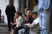 重慶市の路上に座る高齢男性たち。中国国家統計局によると、中国の６０歳以上人口は２０１８年末で総人口の１７．９％を占める約２億４９００万人となった（中国新聞社）