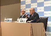 記者会見する三菱ケミカルＨＤの越智仁社長（右）と田辺三菱製薬の三津家正之社長＝１８日、東京都千代田区