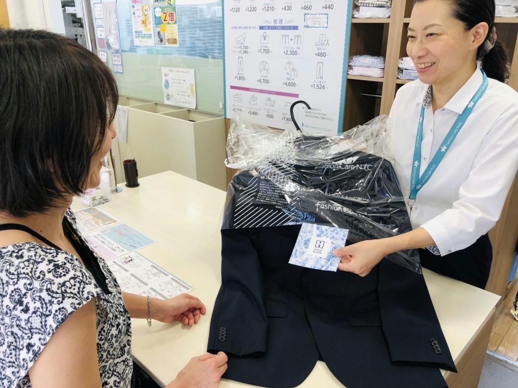 顧客にＶＢ加工の利用を呼び掛けるニック店員