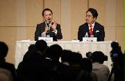 【ヤフーとＬＩＮＥの経営統合に関する共同会見】（左から）Ｚホールディングス株式会社の川辺健太郎社長とＬＩＮＥ株式会社の出沢剛社長＝１８日午後、東京都港区（納冨康撮影）