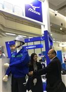 安全衛生用品「緑十字展」の会場でワークユニホームが紹介されたミズノの展示ブース＝１０月２３日、京都市