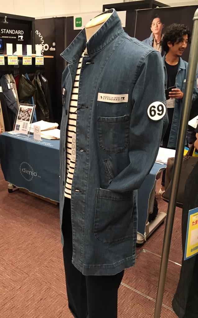 たまゆらフェスタで展示されたデニムを取り入れファッション性を高めた作業服＝１０月２４日、大阪市