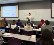 米グランドキャニオン大学で大相撲を紹介する帝京大の学生＝アリゾナ州フェニックス（筆者撮影）