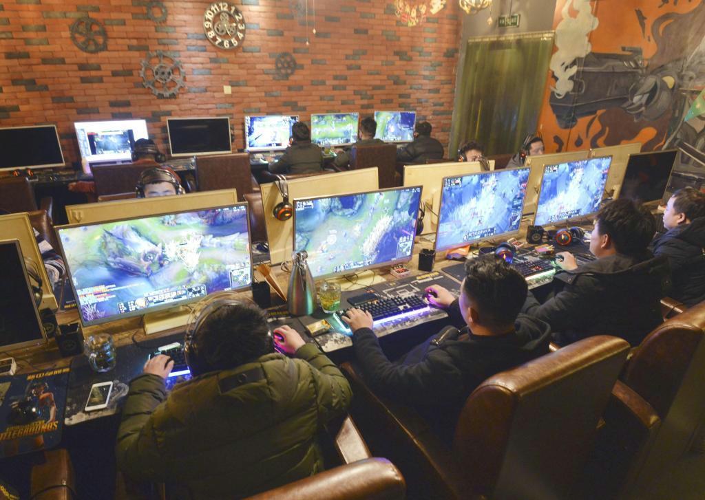 中国安徽省のインターネットカフェでオンラインゲームをする人たち（ＶＣＧ提供・ゲッティ＝共同）