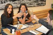 日本酒をワイングラスで楽しむパリ市民