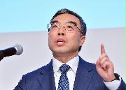 挨拶するファーウェイ（HUAWEI・華為）のリャン・ファー（梁華）会長＝２１日午後、東京都千代田区（三尾郁恵撮影）