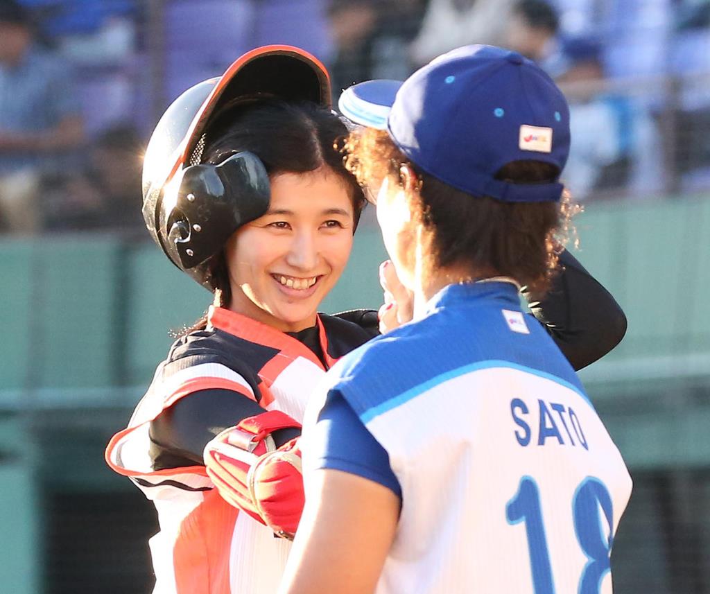 美しすぎる女子野球選手 半数が退団 大量リストラの女子プロ 存続の行方は Sankeibiz サンケイビズ 自分を磨く経済情報サイト