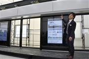 新型ホームドアについて説明する担当者＝兵庫県尼崎市