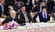 ＲＣＥＰ首脳会合に臨む安倍首相（右）とインドのモディ首相（左）＝４日、バンコク郊外（共同）