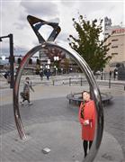 甲府市のＪＲ甲府駅南口広場にお目見えしたダイヤモンドリングをイメージしたモニュメント（渡辺浩撮影）