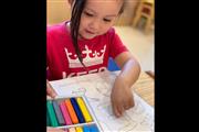 GGISのナーサリープログラムで、アルファベットの読み書きに取り組む3歳の生徒。提供：GGIS