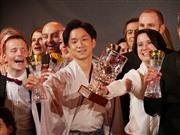 世界三大酒類コンテストIWSCで部門最高賞を受賞した浜田酒造の浜田光太郎取締役（中央）