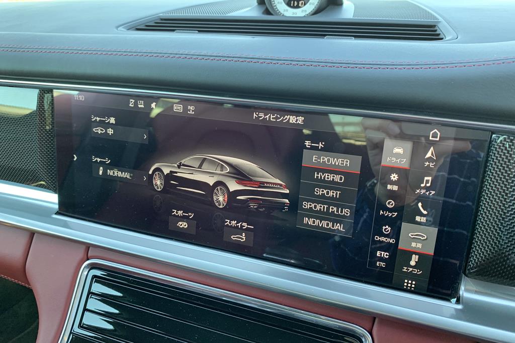 ダッシュボードのタッチパネル式大型モニターで様々な操作が行える