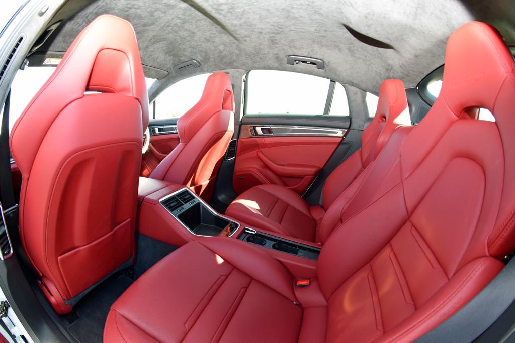 後席はヘッドレスト一体型の独立2座を採用。窮屈さは感じなかった