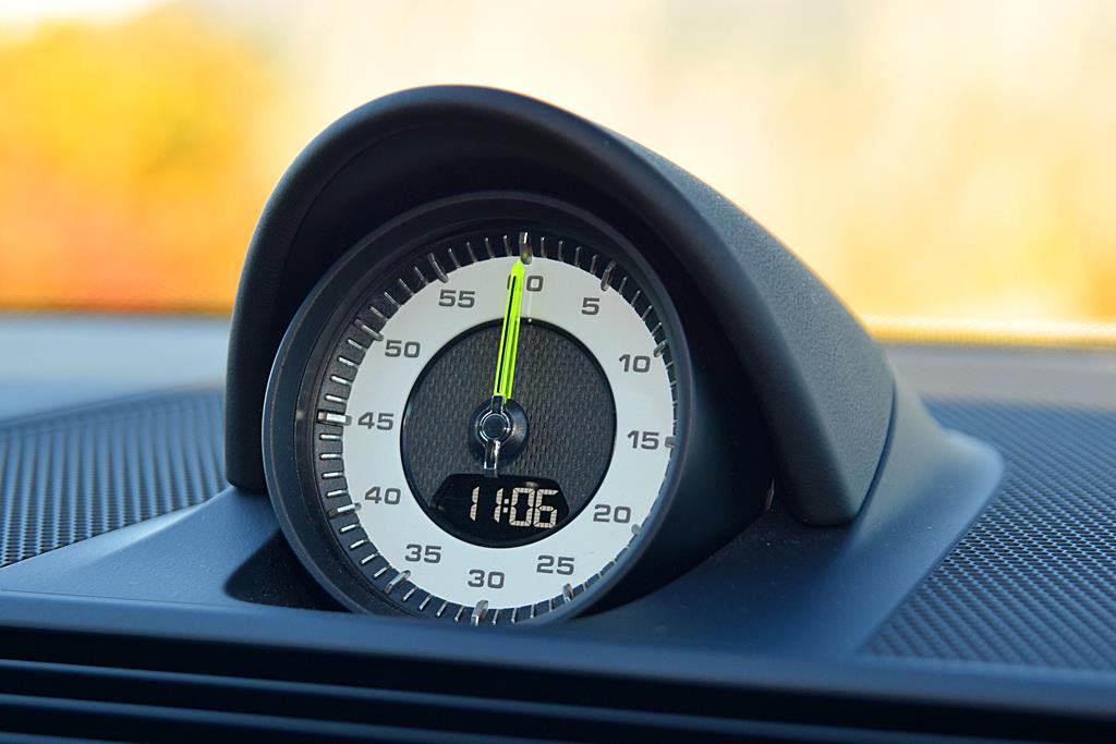 ダッシュボードのストップウォッチ。アシッドグリーンのポインターが目を惹く