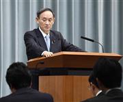 記者会見する菅官房長官＝２日午前、首相官邸