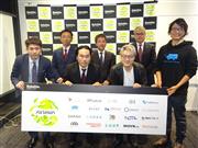 新サービスの記者会見後、ベンチャー企業経営者らと記念撮影に応じるデロイトトーマツベンチャーサポートの斎藤祐馬社長（前列左から２人目）＝１０日、東京都千代田区（松村信仁撮影）