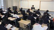 国語力強化のため、毎朝５分間の読書時間を設定している＝２０１３年、堺市・東大谷高校泉ケ丘キャンパス