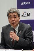 令和２年春闘の方針について記者会見する金属労協の高倉明議長＝４日、東京都江東区