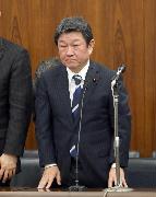 参院外交防衛委員会で日米貿易協定承認案が可決し一礼する茂木敏充外務相＝３日午後、国会・参院第３４委員会室（春名中撮影）