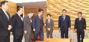 臨時閣議に臨む安倍晋三首相（左から４人目）ら＝５日午後、首相官邸（春名中撮影）