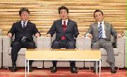 臨時閣議に臨む（左から）茂木敏充外務相、安倍晋三首相、麻生太郎副総理兼財務相＝５日午後、首相官邸（春名中撮影）