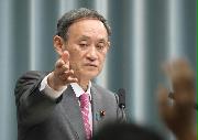 会見で政府の経済対策について答える菅義偉官房長官＝５日午後、首相官邸（春名中撮影）