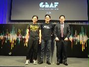 発表後に記念撮影に応じるグローバル・ブレインの百合本安彦社長（中央）、ｉＣｒａｆｔ法律事務所の内田誠弁護士（右）、ソニークリエイティブセンターの福原寛重クリエイティブディレクター＝６日、東京都港区（松村信仁撮影）