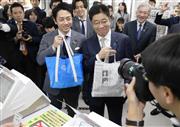 マイバッグでの買い物をアピールする小泉進次郎環境相(左)と加藤勝信厚生労働相＝６日午後、東京・霞が関（奥原慎平撮影）