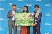 （左から）株式会社SMALL WORLDS取締役副社長の福田太一氏、フリーアナウンサーの宇垣美里さん、株式会社SMALL WORLDS代表取締役社長の近藤正拡氏　(C)SMALL WORLDS.Inc