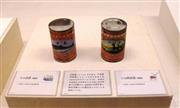北海道博物館の企画展「エゾシカ」で展示されている明治時代のシカ肉缶詰の複製（右）＝札幌市