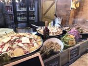 クリスマスグッズだけでなく、食べ物の露店もたくさん。チーズ、ハム、ポテト、マッシュルーム…。写真はドイツのマーケットです。提供：執筆者