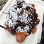 絶景の中で食べるベルギーワッフルwithベルギーチョコレートはふだん以上においしく感じます。外はサクサク、中はしっとり。提供：執筆者