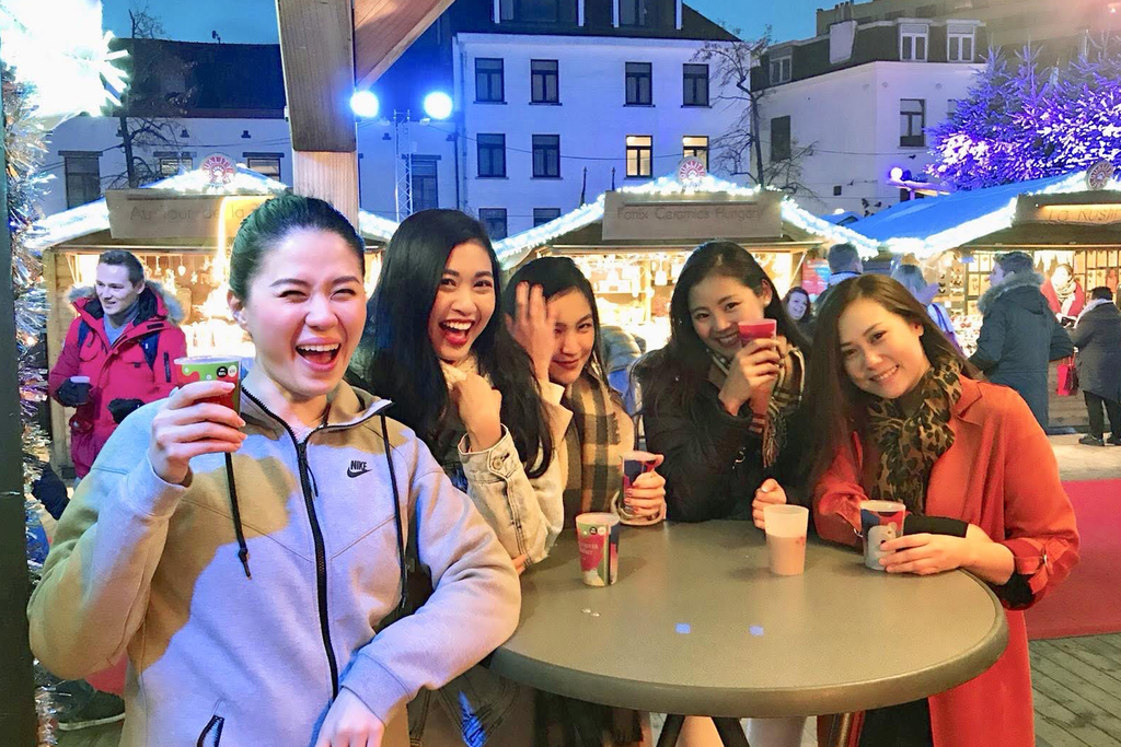 クリスマスマーケットといえばホットワイン。一緒に働くクルー達と“たしなみ”中。提供：執筆者