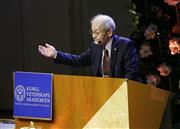 ストックホルム大で受賞記念講演をする吉野彰・旭化成名誉フェロー＝８日、ストックホルム（共同）