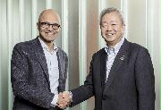 マイクロソフトの最高経営責任者（左）と握手するＮＴＴの澤田純社長＝９日、米ワシントン州のマイクロソフト本社（ＮＴＴ提供）