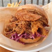 ほぐれた肉からうまみがあふれだす「ピットマンズ」のプルドポークバーガー＝東京都江東区（重松明子撮影）