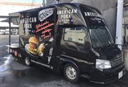 １２月から運行するＵＳポークのキッチンカー。車体に描かれたプルドポークを使った料理を販売して各地を回る（ヒーロー提供）