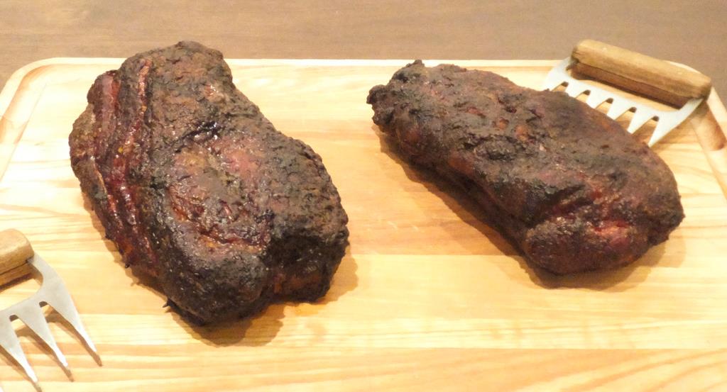 焼きたてのプルドポーク。１つ約２キロの肉塊が１・３～１・５キロに凝縮