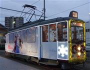 「アナと雪の女王２」が描かれたクリスマス電車＝広島市中区